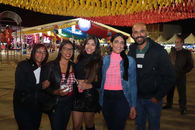 Repercussão das noites anteriores motivou famílias a irem ao Centro Glauber Rocha na 4ª noite do Arraiá da Conquista