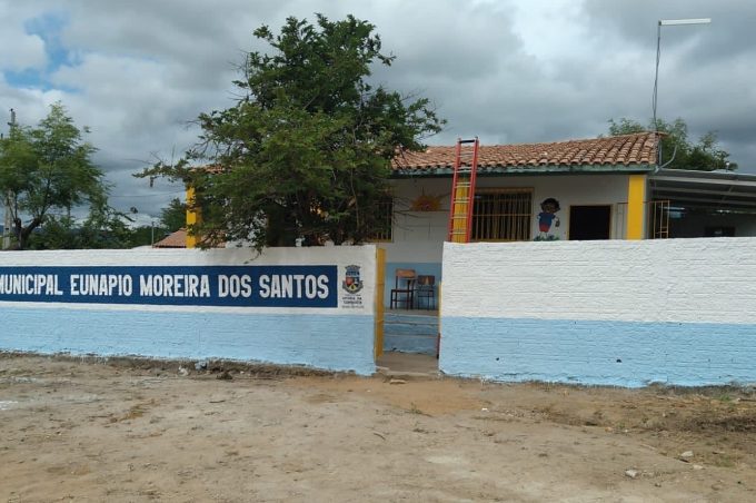 Prefeitura entrega mais uma escola totalmente reformada na zona rural