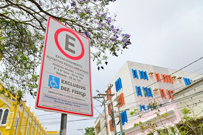 Prefeitura publica decreto que regulamenta Zona Azul Digital e moderniza estacionamento rotativo em Conquista