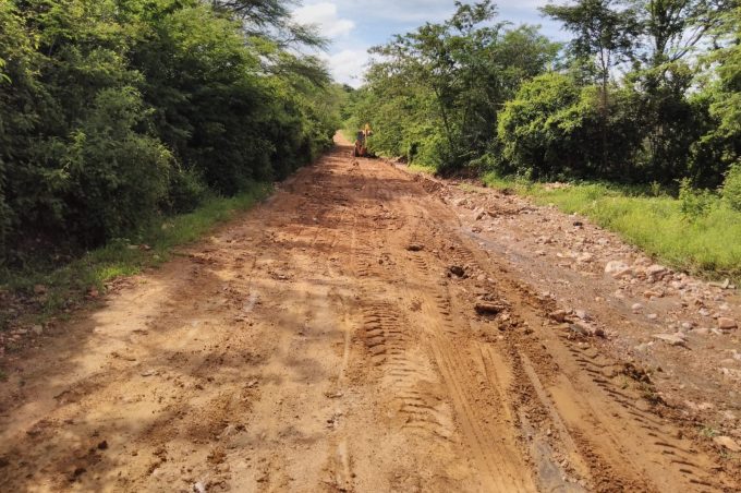 Governo Municipal monitora estradas rurais para garantir deslocamento de veículos