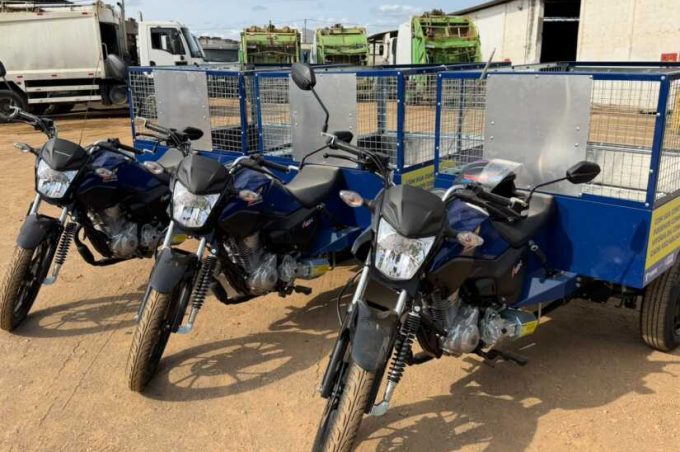 Coleta de lixo em Vitória da Conquista é reforçada com entrega de novos ciclomotores e roçadeiras