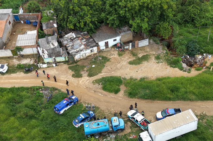 Em ação preventiva, Prefeitura acolhe famílias e realiza demolição de imóveis com risco de desabamento no Boa Vista