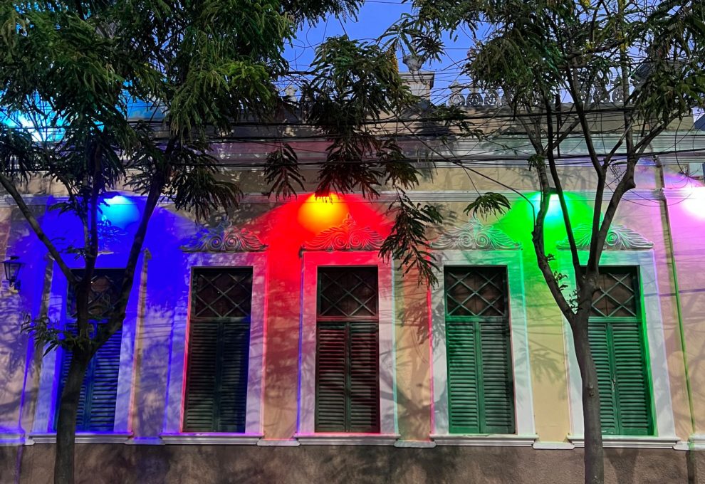 Fachada exibe as cores da bandeira do município