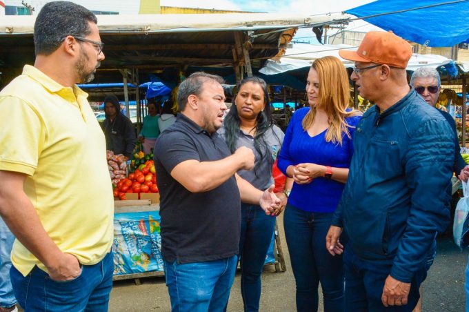 Em visita à feira do Bairro Brasil, prefeita Sheila Lemos dialoga com feirantes sobre melhorias no local