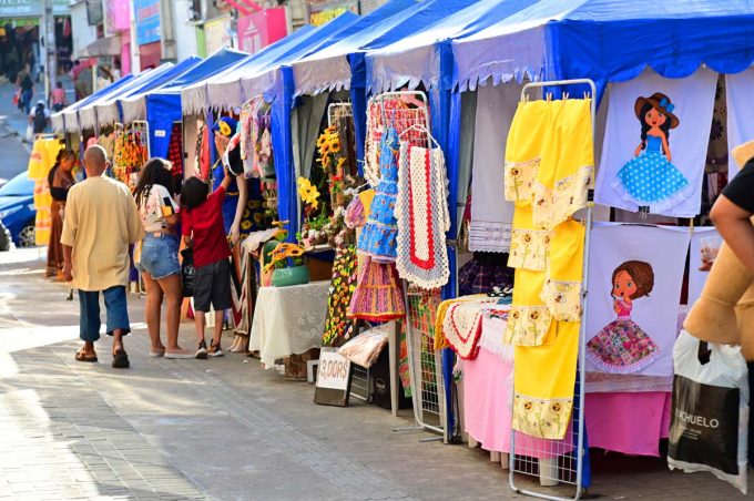 Feira da Economia Solidária valoriza artesãos e atrai consumidores no Centro de Vitória da Conquista