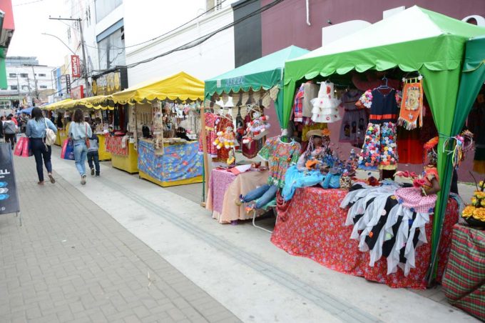 Feira de Economia Solidária Junina movimenta travessa Lauro de Freitas até a próxima sexta-feira