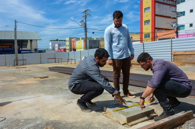Prefeitura trabalha para concluir base de sustentação e iniciar estrutura de pilares na feira do bairro Brasil