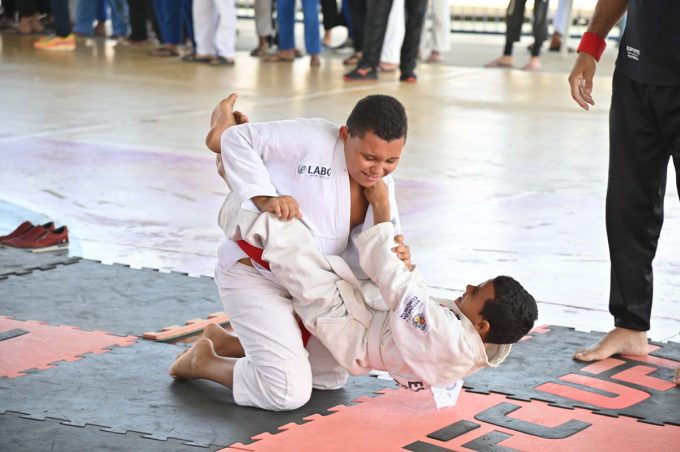 Festival de Artes Marciais reúne cerca de 230 alunos da Rede Municipal no Estádio Edvaldo Flores