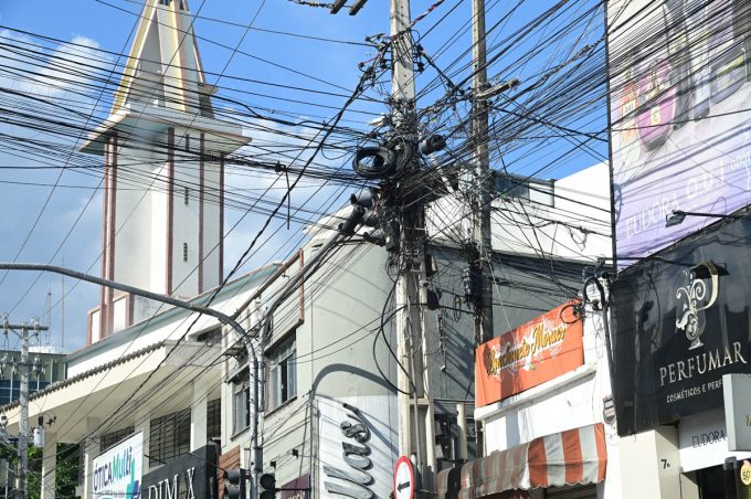 Nova lei municipal estabelece regras para instalação e retirada de cabos e fiações aéreas em Vitória da Conquista