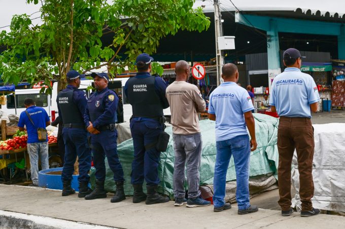 Sesep mantém fiscalização educativa do comércio irregular de frutas no centro da cidade e começa a realocar vendedores 
