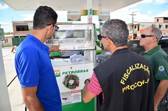Procon fiscaliza preços de combustíveis praticados em postos do município