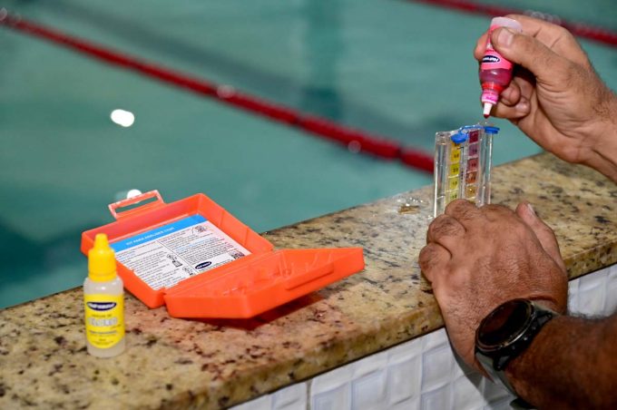 Vigilância Sanitária fiscaliza e orienta academias que oferecem atividades aquáticas em Vitória da Conquista