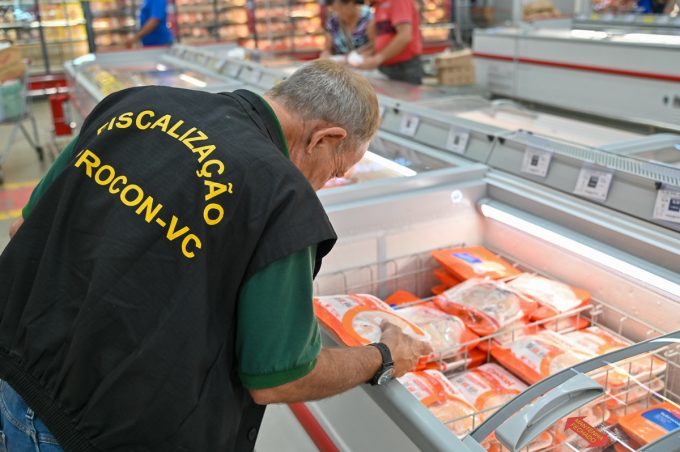 Procon e Vigilância Sanitária intensificam fiscalização em atacadistas de alimentos em Vitória da Conquista
