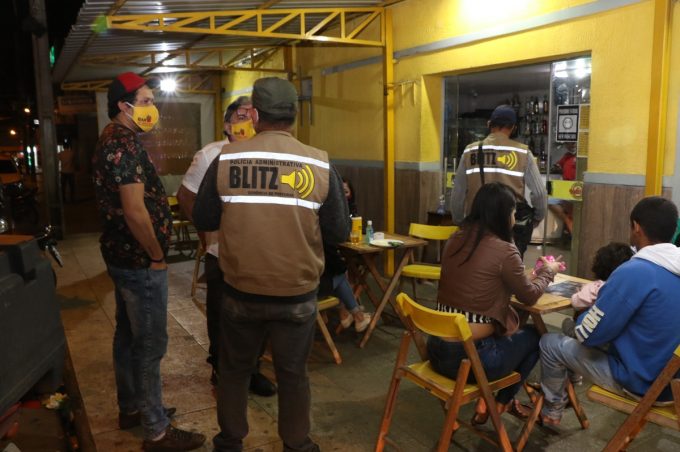 Prefeitura fiscaliza o cumprimento de protocolos de prevenção ao coronavírus em bares e restaurantes da Zona Oeste