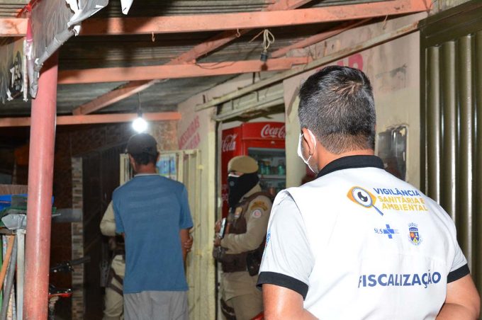Prefeitura fiscaliza e determina fechamento de bares e restaurantes em Vitória da Conquista