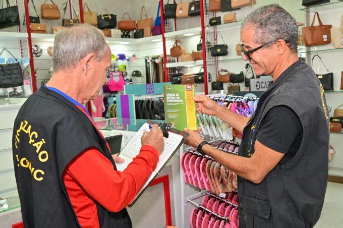 Procon realiza fiscalização preventiva no comércio para o Dia das Mães