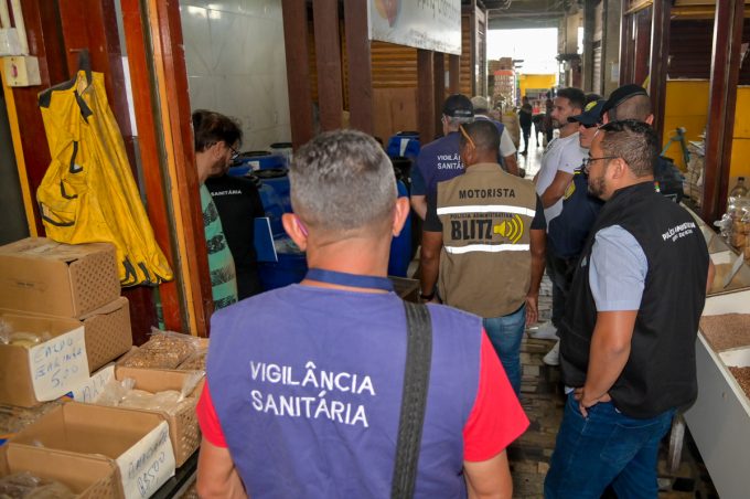 Vigilância Sanitária, Procon, Sesep e Guarda Municipal realizam fiscalização instrutiva no Mercadão Fernando Spínola 