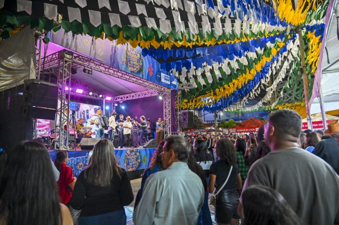 Arraiá da Conquista: Zu do Acordeon e Banda Alternativa levam animação à Praça Nove de Novembro