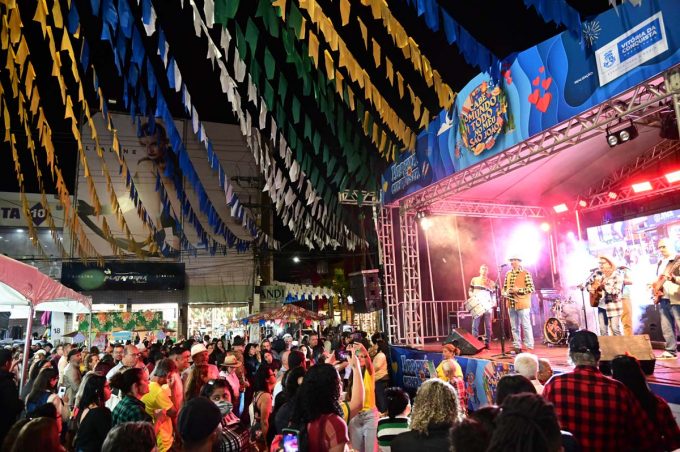 Com muito forró, Grupo Baião de Dois e Vadinho Barreto encerram festejos juninos na Praça Nove de Novembro