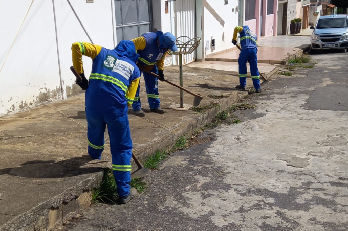 Secretaria Municipal de Serviços Públicos realiza mutirões de limpeza com Operação Cata-Bagulho em vários bairros