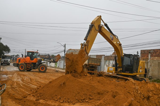 Prefeitura atua em diferentes frentes de trabalho em obra de recuperação da drenagem na Avenida Francisco Sabino
