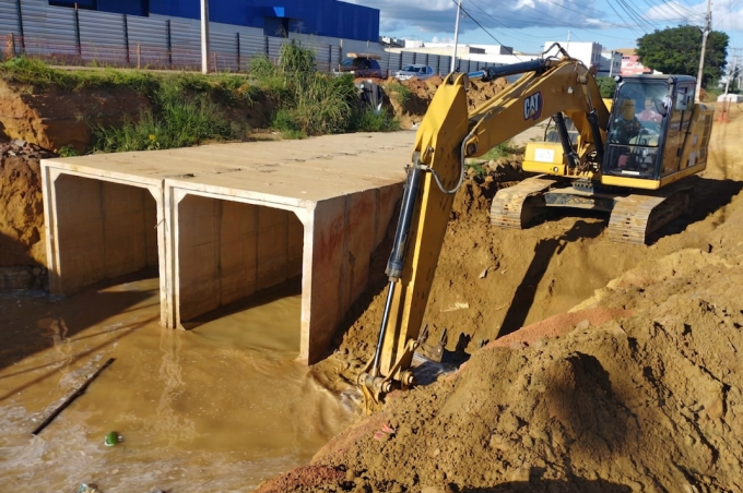 Avenida Brumado: obra de drenagem segue apesar dos desafios provocados pelas chuvas. Recapeamento será retomado