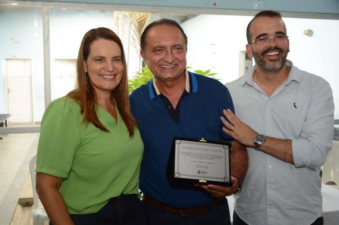 Secretaria Municipal de Saúde presta homenagem a Hildebrando Dantas que se aposenta como médico da Atenção Básica