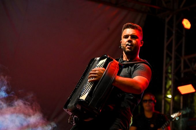 Arraiá da Conquista: “O frio ficou só no nome” com Erlan Forrozão no palco principal do Centro Glauber