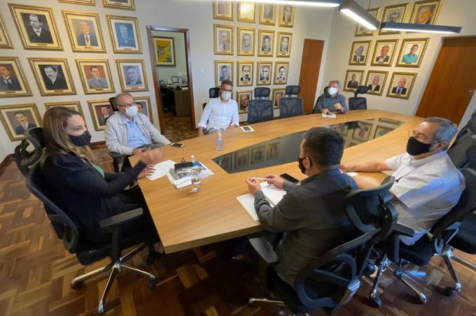 Governo municipal e CDL dialogam sobre melhorias no comércio conquistense