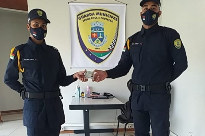 Guardas municipais recebem carteira funcional para identificação profissional e acesso a capacitações