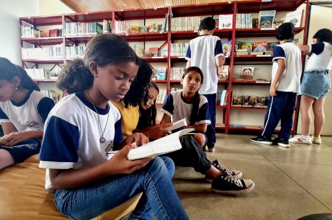 Biblioteca Municipal celebra duplo aniversário com projeto de visitação de estudantes