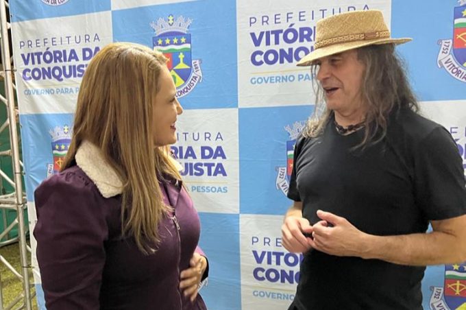 Prefeita Sheila Lemos presente na terceira noite do Arraiá da Conquista no Glauber
