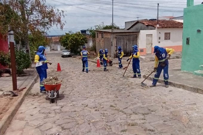 Secretaria de Serviços Públicos realiza mutirões de limpeza em ruas e canais pluviais do município