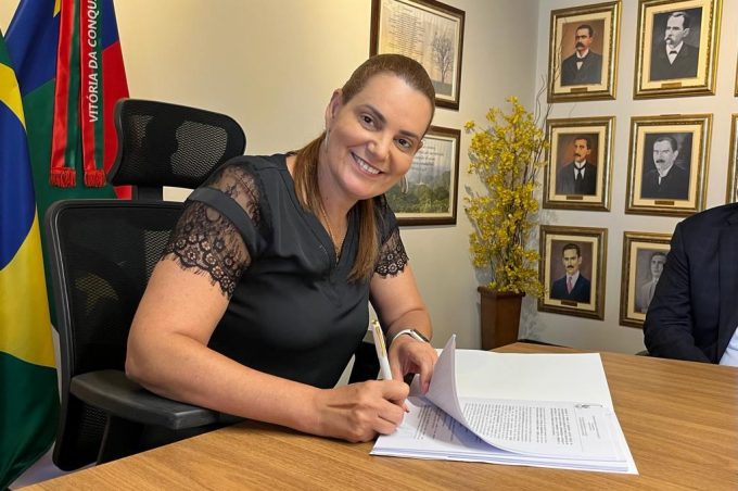 Prefeitura assina contrato com vencedoras da licitação do transporte coletivo