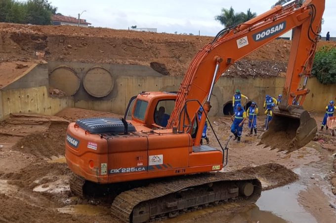 Secretaria Municipal de Serviços Públicos realiza limpeza em canais de drenagem de Vitória da Conquista