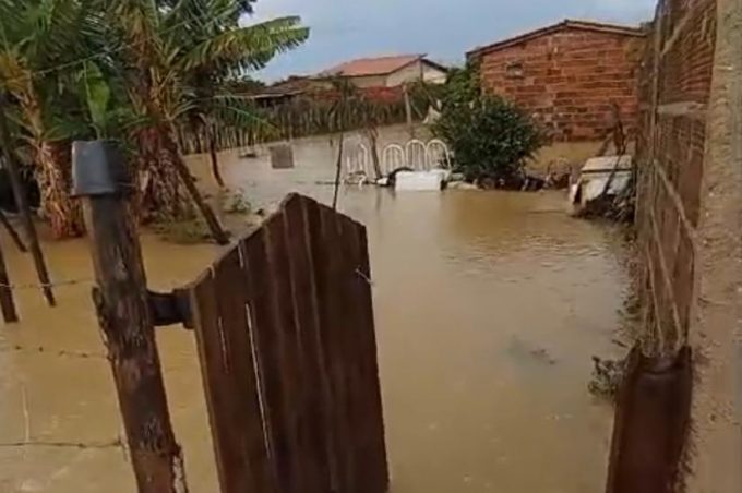 Chuvas fortes persistem em Vitória da Conquista e Prefeitura atende ocorrências na Zona Rural e na cidade