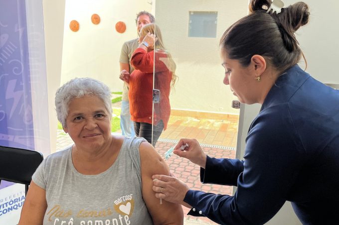 Secretaria Municipal de Saúde realiza vacinação contra a gripe no Centro de Convivência do Idoso