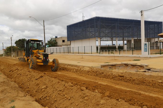 Prefeitura inicia obras de terraplanagem do acesso à nova escola dos Campinhos