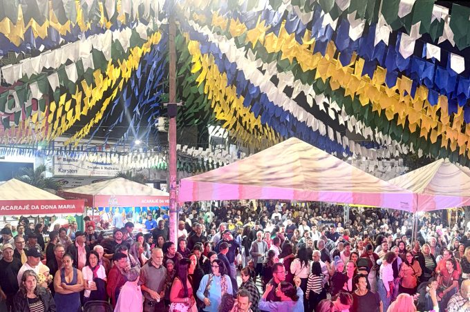 Arraiá da Conquista: penúltima noite na Praça Nove de Novembro mistura tradição e juventude