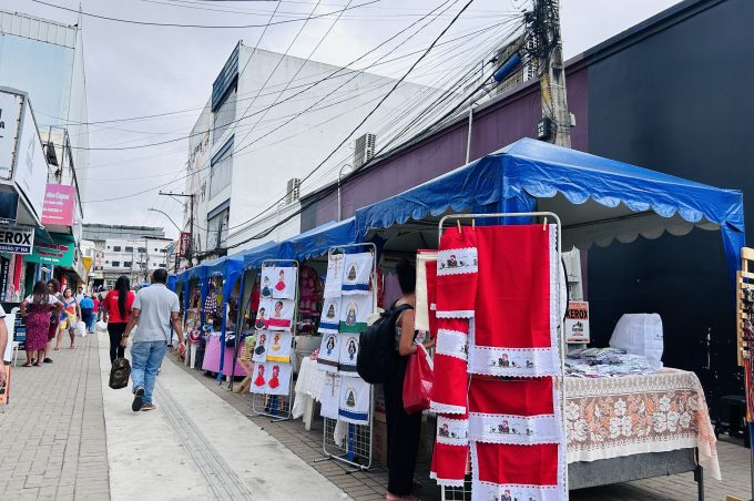 Feira de Economia Solidária expõe artesanato local na travessa Lauro de Freitas