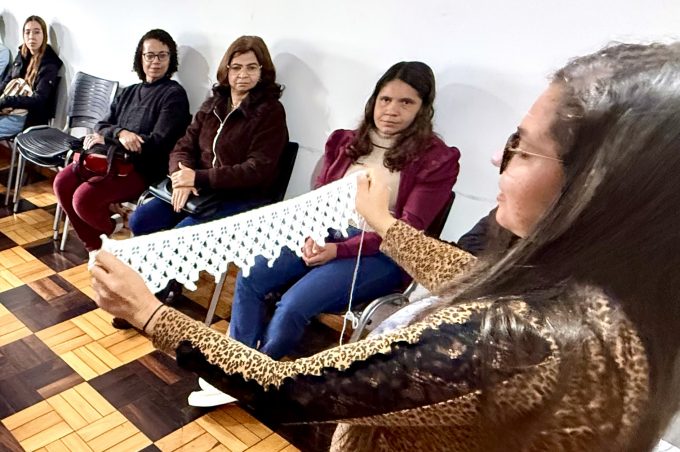Curso gratuito de crochê fortalece autonomia, bem-estar e geração de renda para mulheres em Vitória da Conquista