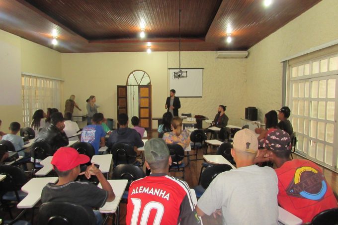 Núcleo de Cidadania Adolescente discute internet segura