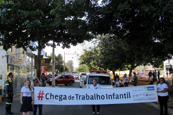 Blitz educativa mobiliza motoristas na Olívia Flores contra o trabalho infantil