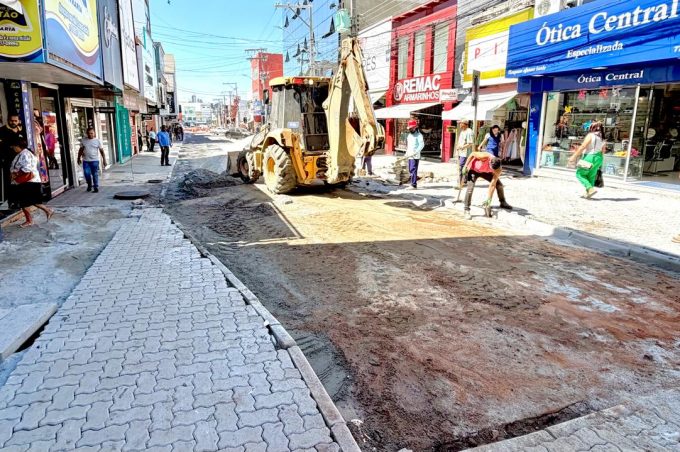 Obra na Rua Francisco Santos amplia espaço e acessibilidade para pedestres sem retirar vagas de estacionamento