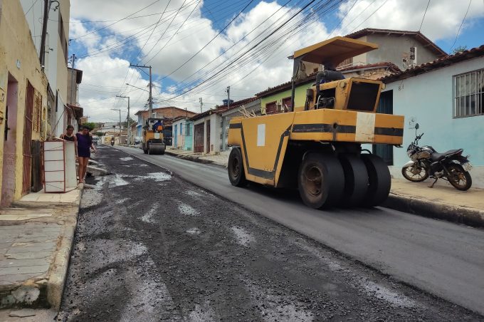 Acelera Conquista: Prefeitura intensifica recapeamento asfáltico na Rua das Pedrinhas e obra já está em conclusão