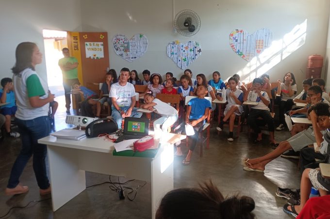 Cooperativa Mirim do Conquista Criança recebe visita da equipe do Sicoob Credcoop