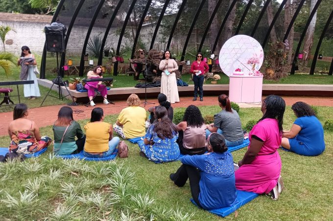 Escola Carlos Santana realiza homenagem no Orquidário Municipal para mães atípicas