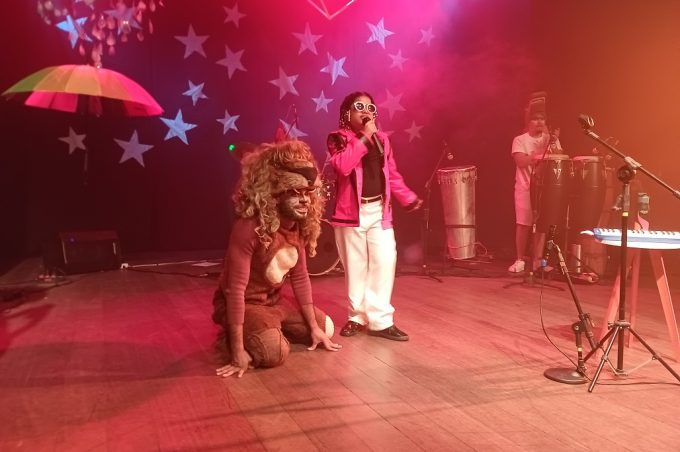 Cerca de 300 alunos da rede municipal assistiram ao show de Lilica Rocha, no Centro de Cultura