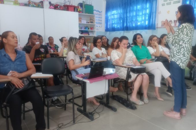 Secretaria Municipal de Educação promove palestra em escolas sobre alimentação para pais de alunos autistas
