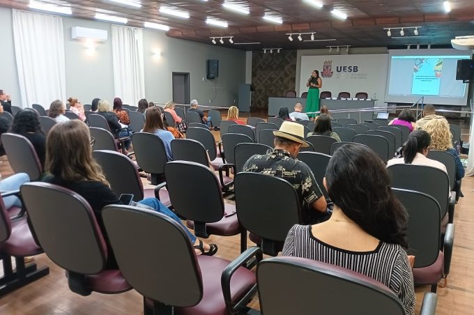 Secretaria Municipal de Educação entrega cartilhas aos gestores escolares com atribuições de cada coordenação